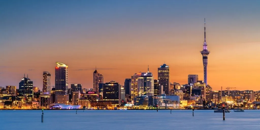 Panorama Auckland o zachodzie słońca