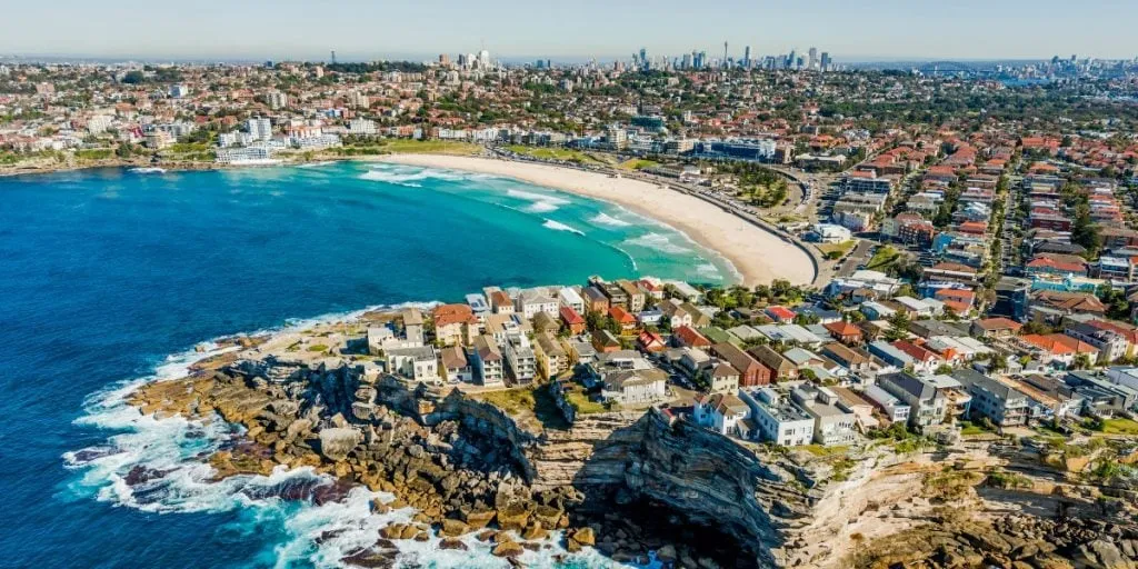 Bondi Beach z centrum Sydney w tle