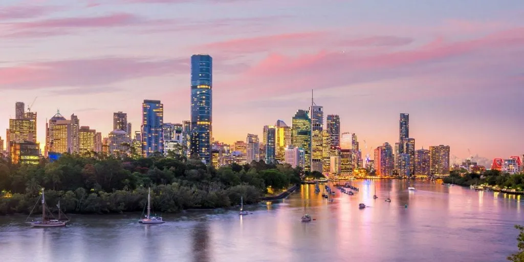 Panorama Brisbane i rzeka Brisbane o zmierzchu, Australia