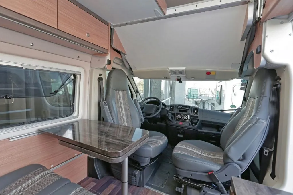 Bestuurdersruimte in de cabine van een campervan