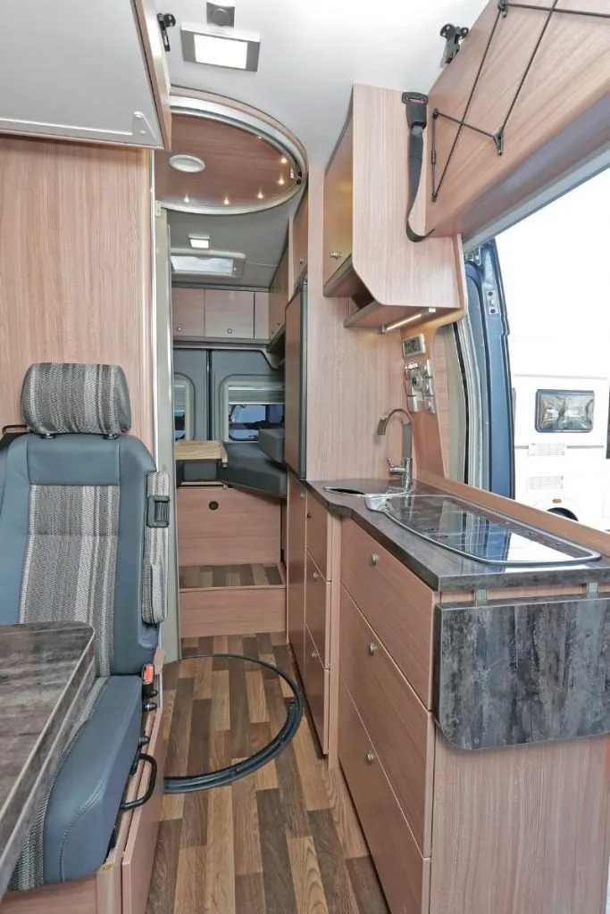 Keuken en slaapruimte in een campervan