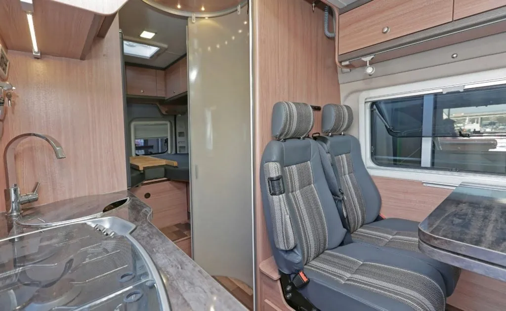 Keuken en eethoek in een campervan