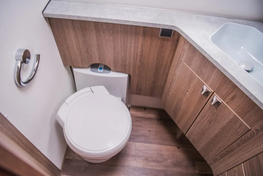 Toiletruimte in een campervan