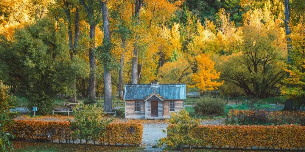 Mała chata poszukiwaczy złota wśród jesiennych liści w Arrowtown w Nowej Zelandii