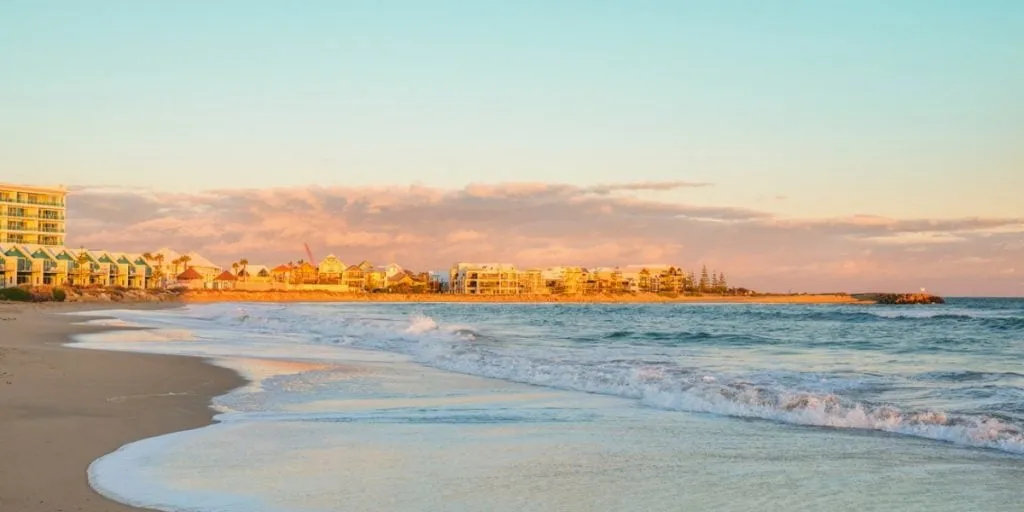 Lever de soleil sur la plage et les immeubles de Mandurah, près de Perth