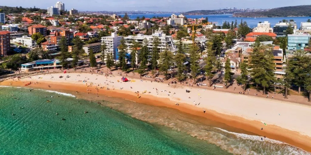 Ocean Spokojny przy Manly Beach na północnych plażach Sydney