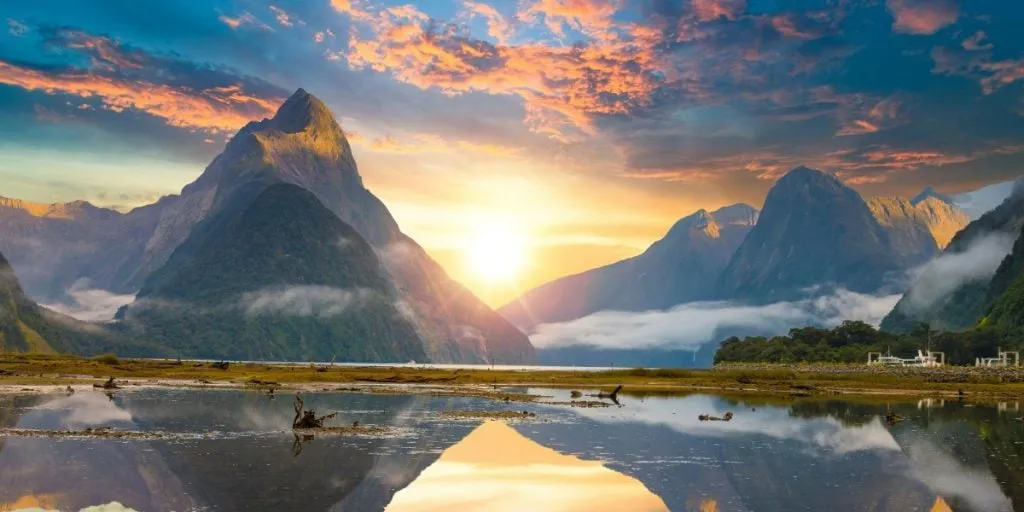 Szczyt Mitre Peak wznoszący się nad fiordem Milford Sound w Parku Narodowym Fiordland w Nowej Zelandii