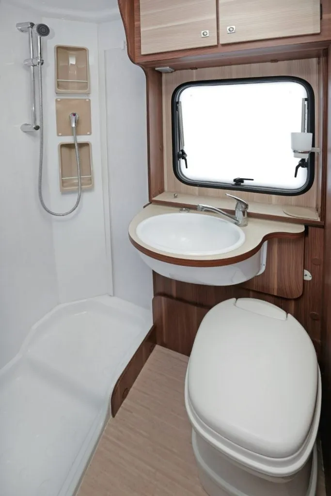 Badkamer in een camper met toilet en douche
