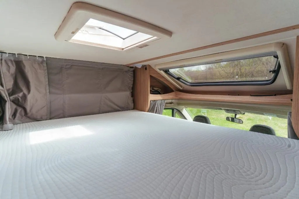 Slaapplaats boven de cabine van een camper