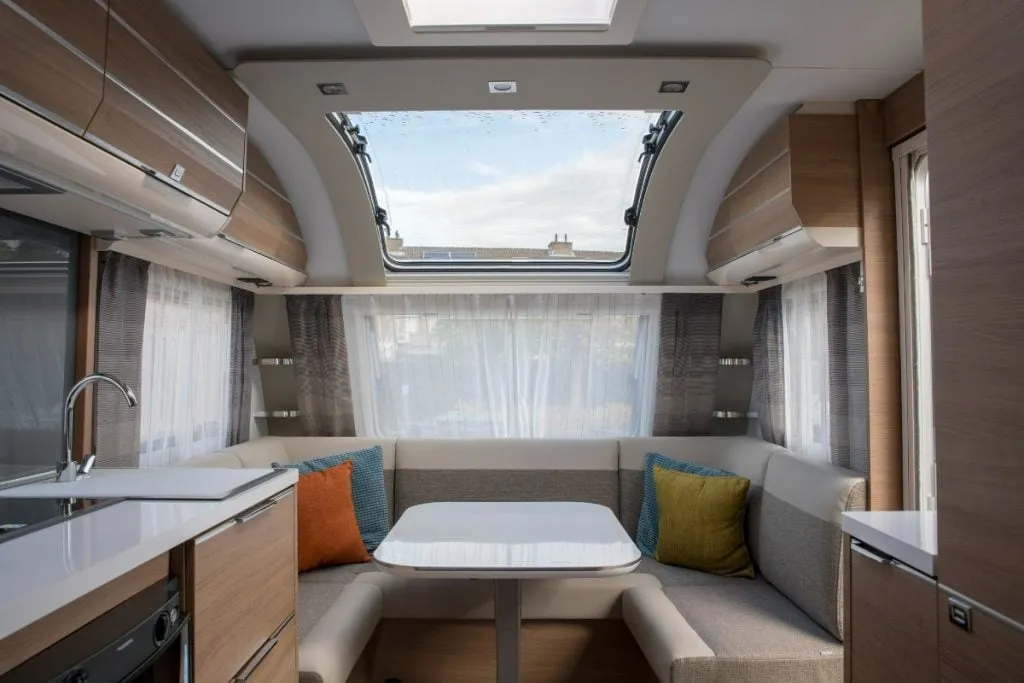 Camperinterieur met keuken en zithoek