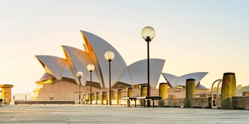 Wschód słońca nad Operą w Sydney i Zatoką Sydney w Nowej Południowej Walii