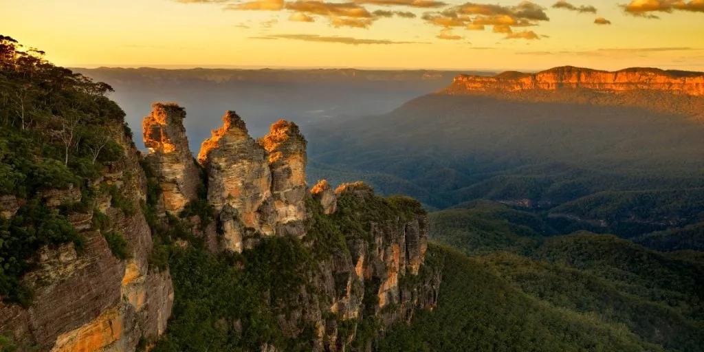Wschód słońca w Blue Mountains z widokiem na The Three Sisters